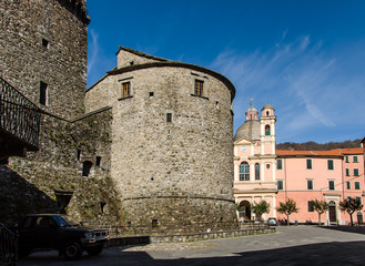 Fototapeta na wymiar Varese Ligure, okrągły wieś