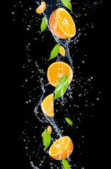 Papier Peint photo autocollant Éclaboussures deau Oranges dans les éclaboussures d& 39 eau, isolés sur fond noir