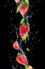 Küchenrückwand glas motiv Spritzendes Wasser Erdbeeren im Spritzwasser, auf schwarzem Hintergrund isoliert