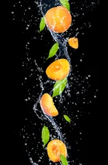 Crédence de cuisine en verre imprimé Éclaboussures deau Abricots dans les éclaboussures d& 39 eau, isolés sur fond noir