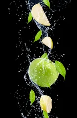 Papier Peint photo autocollant Éclaboussures deau Pommes vertes dans les éclaboussures d& 39 eau, isolées sur fond noir