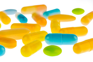 Tabletten auf hellem Hintergrund