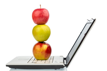 Apfel liegt auf einer Tastatur