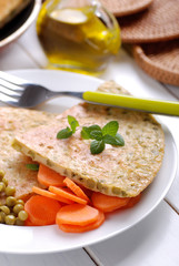 omelette con piselli con contorno di carote