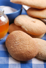 biscotti savoiardi siciliani con barattolo di miele