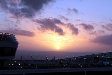 nave al tramonto