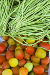 Spargelbohnen und Tomaten auf einem Markt in Kambodscha