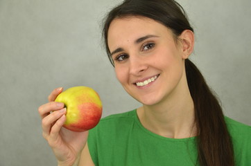 Piękna młoda dziewczyna trzyma jabłko