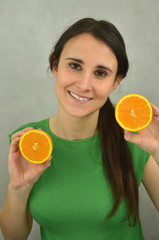 Piękna młoda dziewczyna trzyma pomarańczę