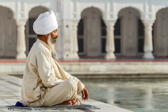 Sikh in a obliteration prayer