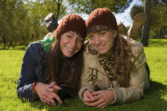 chicas tumbadas en el cesped