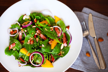 Baby spinach salad with sweet mango, almonds and toasted ham