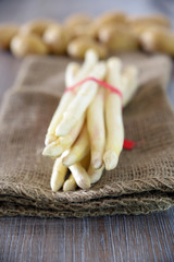 Ein Bund wei&szlig;er Spargel