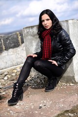 Jeune femme posant dans les ruines de l'ancienne usine