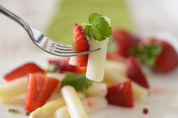 Frischer Spargel mit Erdbeeren