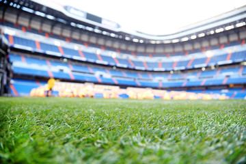 Fototapeta premium Zamknij się zielony trawnik z oznakowaniem na odkrytym stadionie piłkarskim