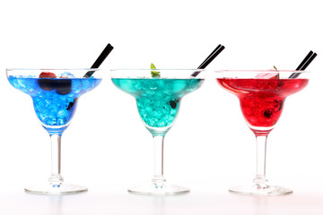 cocktails colorati rosso verde blue su sfondo bianco