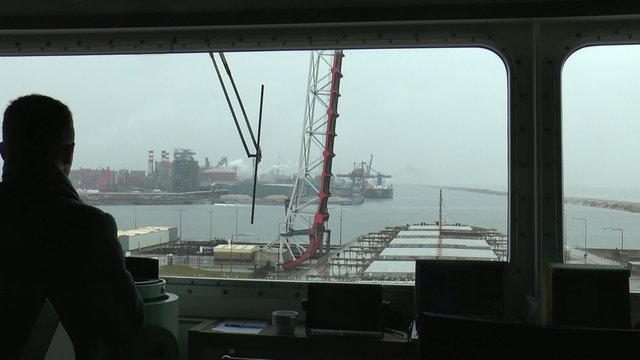 g&eacute;ant desmers &agrave; sa sortie d'&eacute;cluse