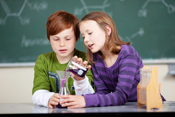 schüler führen chemisches experiment durch