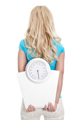 Junge schlanke blonde Frau isoliert mit K&ouml;rperwaage