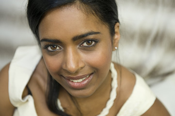 Portrait d'une belle jeune mariée noire - femme