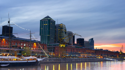 Obraz premium Puerto Madero at Night