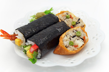 小皿にのせた太巻き