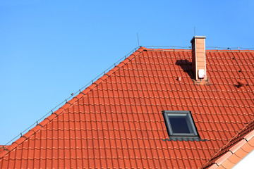 Dach nowy, współczesny z czerwonej dachówki. © Stanisław Błachowicz