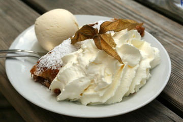 Apfelstrudel mit Eis und Sahne