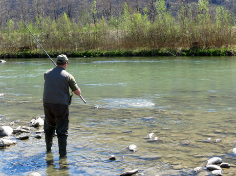 pescatore in riva al fiume