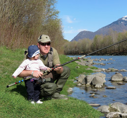 papà e figlia pescano in riva al fiume
