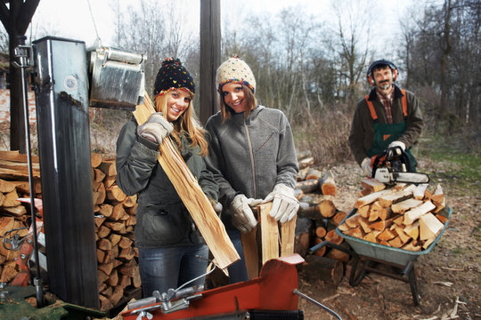 two girls at the hydraulic splitting machine