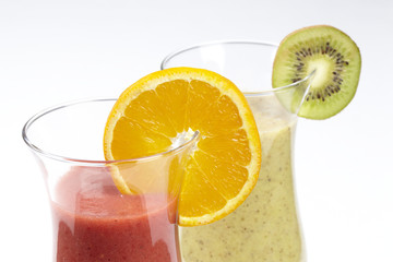 Zwei Smoothies - rot und grün - Nahaufnahme