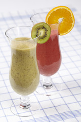 Zwei Smoothies - rot und grün