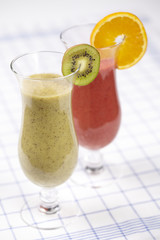 Zwei Smoothies - rot und grün