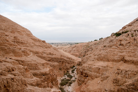 hiking in judean stone desert