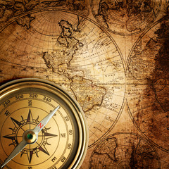 Fototapeta na wymiar stary kompas na mapie rocznika 1746