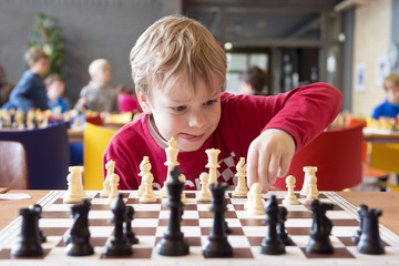 Young chess player at a tournament - obrazy, fototapety, plakaty