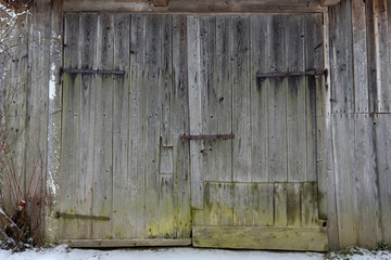 Altes Holztor von einem Geräteschuppen