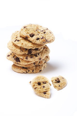 Galletas con chispas de chocolate apiladas en vertical