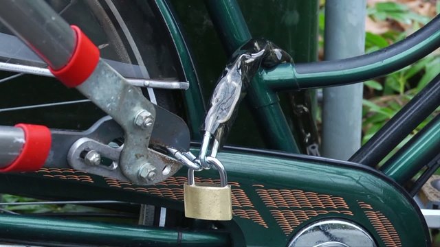 Bike theft with a bolt cutter