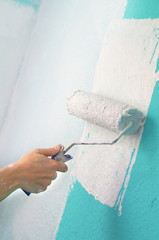Hand beim streichen einer Wand