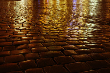 Bruk Starego Rynku po deszczu, w Poznaniu nocą - obrazy, fototapety, plakaty