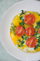 Omlette mit Bärlauch und Tomaten