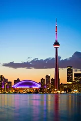 Tuinposter Toronto stadsgezicht met prachtige zonsondergang skyline als achtergrond © Aqnus
