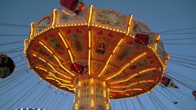 Kettenkarussell auf Volksfest am Abend