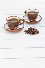 Set de Cafe, tetera, tasas, granos de cafe y azucarera.
