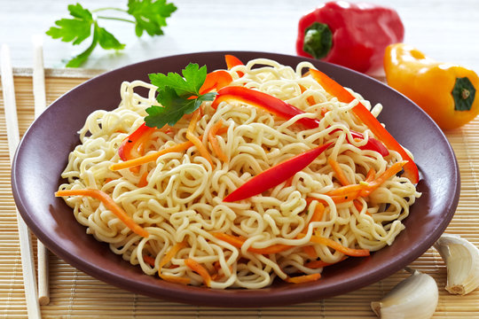 chinese noodles with vegetables