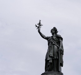 Fototapeta premium Statue de Marianne, Place de la république, ciel gris