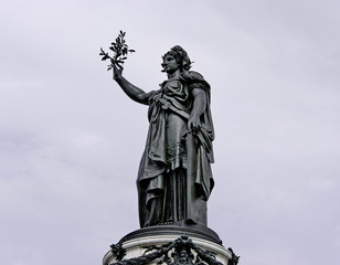 Fototapeta premium Statue de Marianne, Place de la république, ciel gris